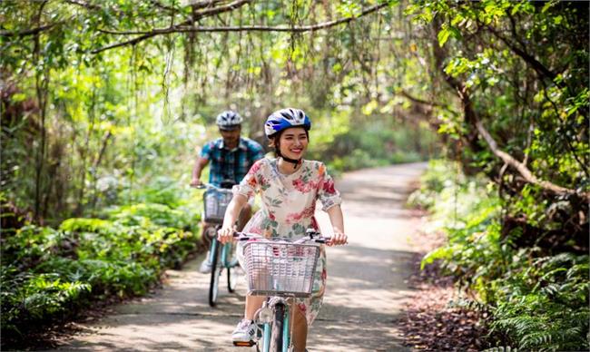 Cycling on Cat Ba Island